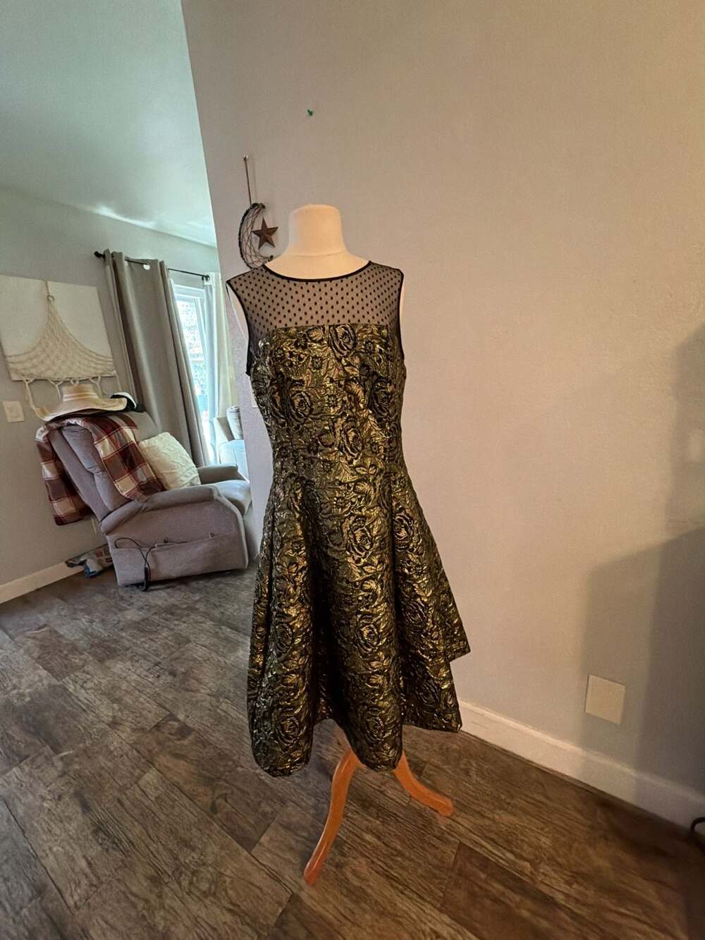 Luxe by Carmen Marc Valvo Gold Black Floral Jacquard Fit and Flare Dress Size 10